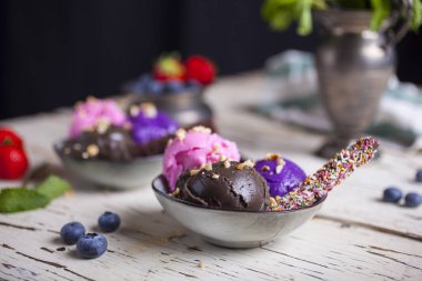 Dondurma kaşık toz kase içinde çeşididir. Çikolata, çilek ve yaban mersini tatlar