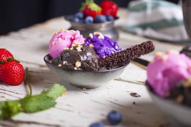 Dondurma kaşık toz kase içinde çeşididir. Çikolata, çilek ve yaban mersini tatlar