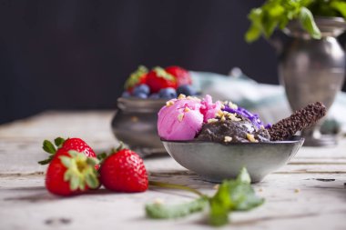 Dondurma kaşık toz kase içinde çeşididir. Çikolata, çilek ve yaban mersini tatlar