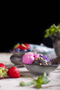 Dondurma kaşık toz kase içinde çeşididir. Çikolata, çilek ve yaban mersini tatlar