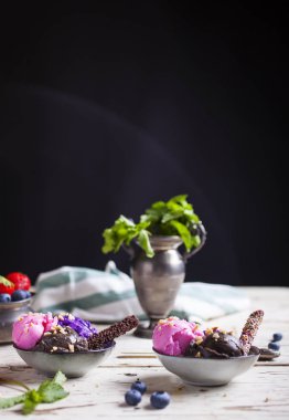 Dondurma kaşık toz kase içinde çeşididir. Çikolata, çilek ve yaban mersini tatlar