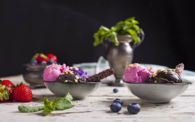 Dondurma kaşık toz kase içinde çeşididir. Çikolata, çilek ve yaban mersini tatlar