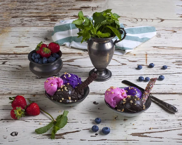 Mängd Glass Skopor Skålar Choklad Jordgubb Och Blåbär Smaker — Stockfoto