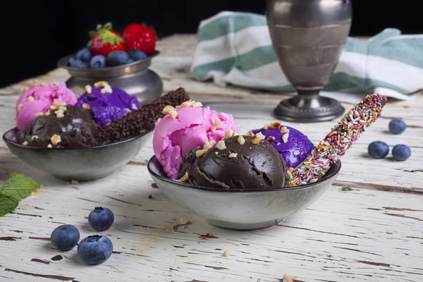 Variety Ice Cream Scoops Bowls Chocolate Strawberry Blueberry Flavours — Stock Photo, Image