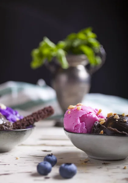 Varietà Misurini Gelato Nelle Ciotole Sapori Cioccolato Fragola Mirtillo — Foto Stock