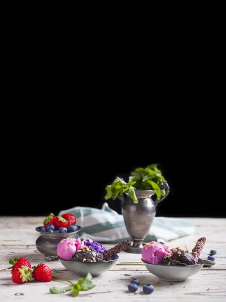 Verscheidenheid Van Ijs Scoops Kommen Smaken Van Chocolade Aardbei Bosbes — Stockfoto