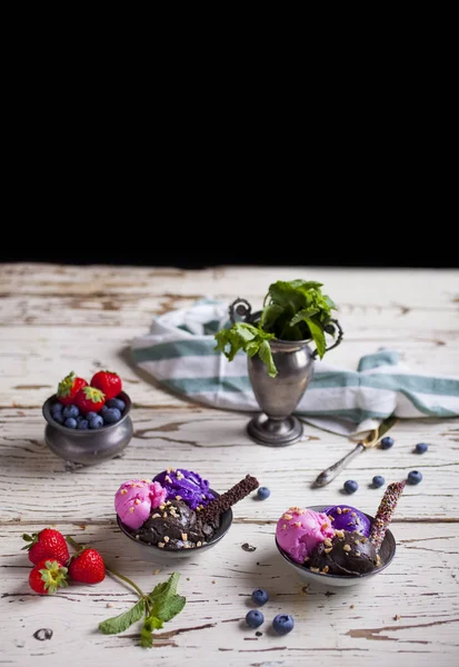 Variété Boules Crème Glacée Dans Les Bols Saveurs Chocolat Fraise — Photo