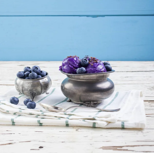 Crème Glacée Aux Myrtilles Fraîches Dans Une Tasse Étain Sur — Photo