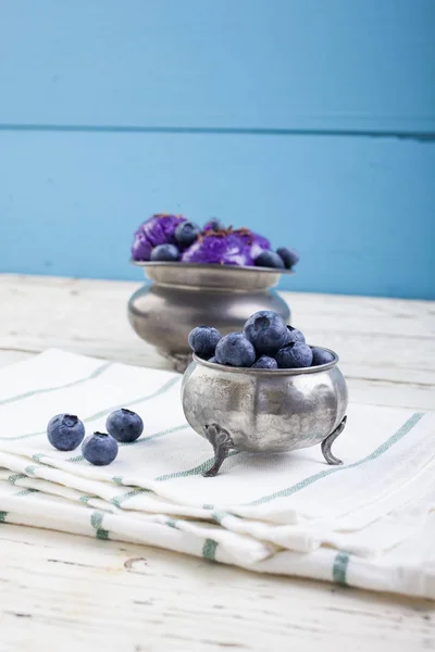 新鲜蓝莓冰淇淋里面的锡杯在老白木桌上 — 图库照片