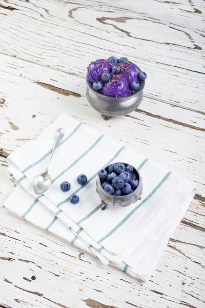 新鲜蓝莓冰淇淋里面的锡杯在老白木桌上 — 图库照片