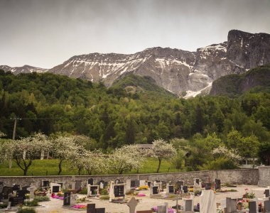 Mezarlık Krn Dağı görünümünü arka planda, Slovenya