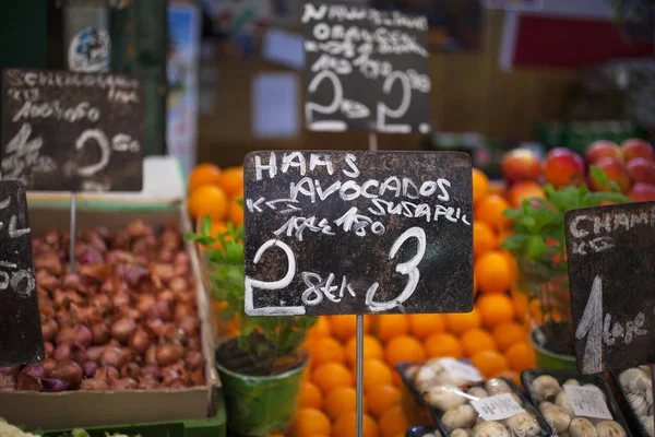 Baskets Vegetables Fruits Price Tag Sale Market Stall — Stock Photo, Image