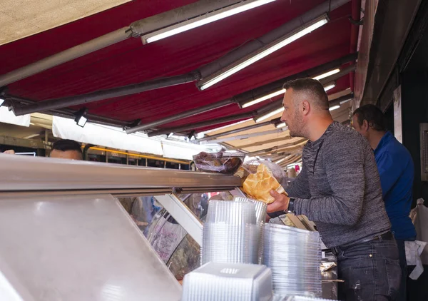 Vienna Áustria Maio Steet Vendor Preparando Sanduíche Maio 2018 — Fotografia de Stock