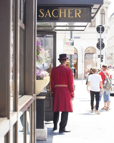 Vienne Autriche Mai Porter Uniforme Rouge Près Porte Hôtel Sacher — Photo