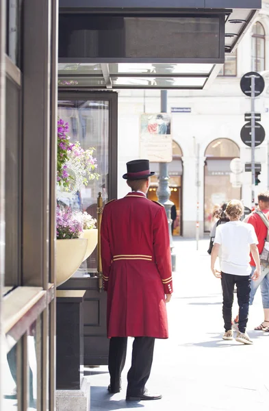 Wien Österreich Mai Uhr Portier Roter Uniform Neben Der Hoteltür — Stockfoto