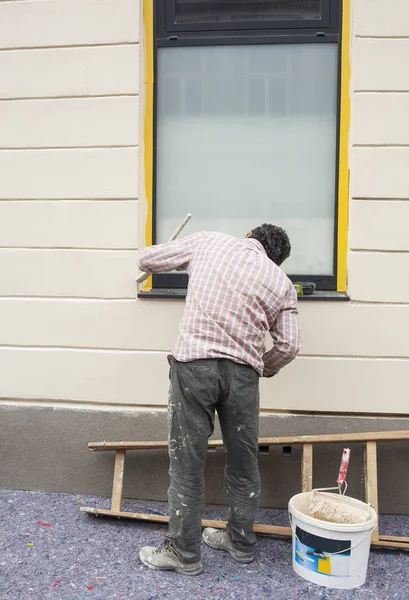 Trabajador Está Pintando Una Ventana Planta Baja Edificio — Foto de Stock