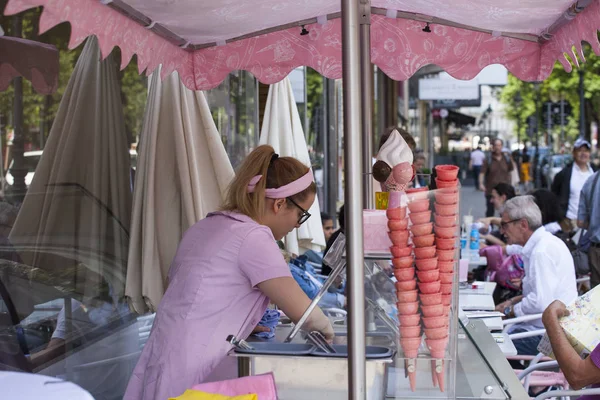 Vienna Áustria Maio Geladeira Com Uniforme Rosa Prepara Cones Sorvete — Fotografia de Stock