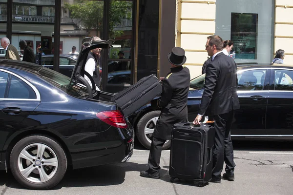 Vienna Áustria Maio Bellboy Levando Bagagem Hóspede Maio 2018 — Fotografia de Stock