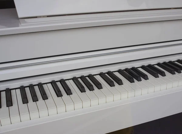 Elegáns Fehér Zongora Billentyűzet Közelről — Stock Fotó