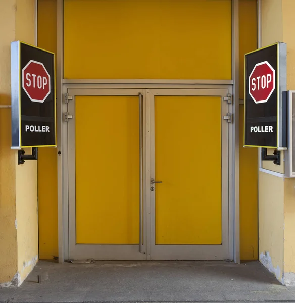 Parar Placas Lado Porta Amarela Fechada — Fotografia de Stock