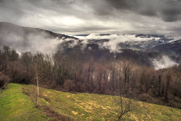 Widok Słoweńskie Góry Pokryte Mgłą — Zdjęcie stockowe