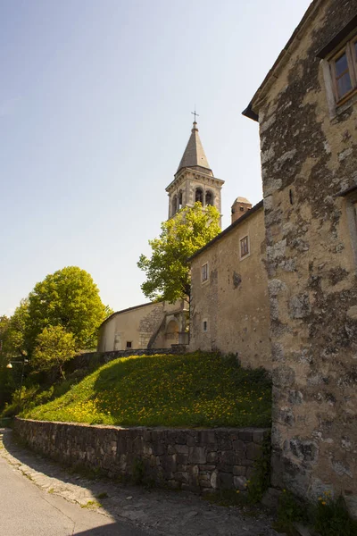 Bell toren van de St. Cantianus kerk — Stockfoto