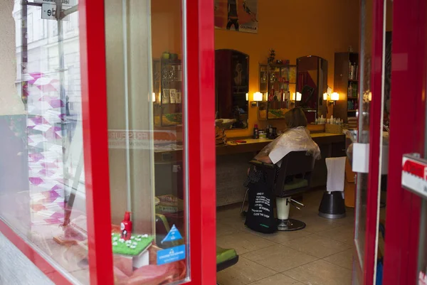 Femme attendant coiffeur dans un salon de coiffure — Photo