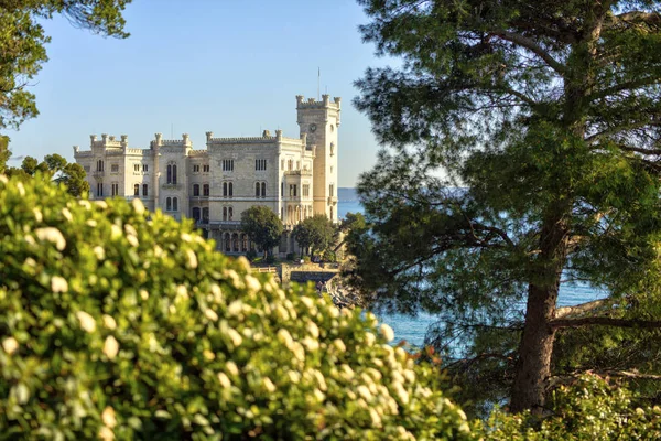 Vy över slottet Miramare, Trieste — Stockfoto