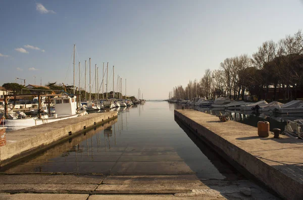 Пристикувати в дель Villaggio Pescatore, Італія — стокове фото