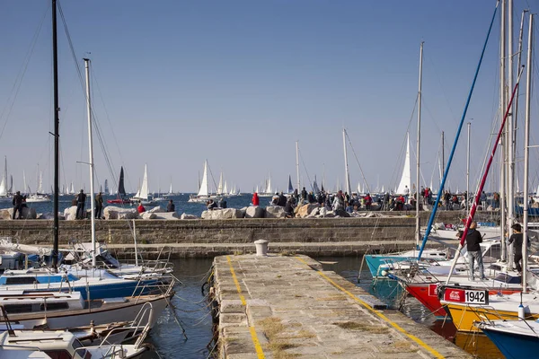 Teknelerden 50 ° Barcolana regatta sırasında arayan kişi, — Stok fotoğraf