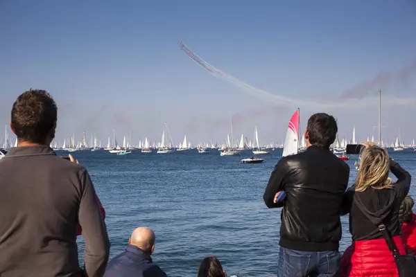 Persone alla ricerca delle barche a vela durante la regata 50 LiguBarcolana , — Foto Stock