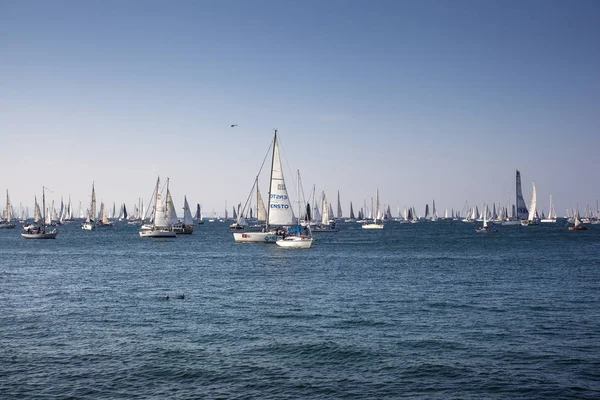 Teknelerden 50 Barcolana regatta sırasında arayan kişi — Stok fotoğraf