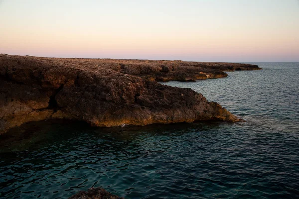 Скальные берега Лампедузы — стоковое фото