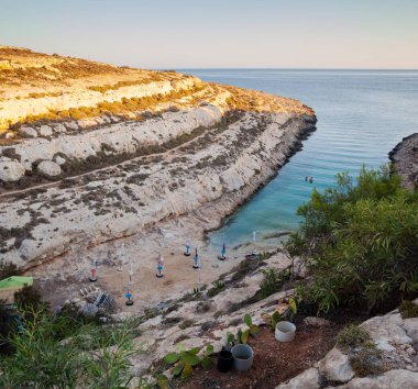  Cala Greca görünümünü yaz sezonu gün batımında 