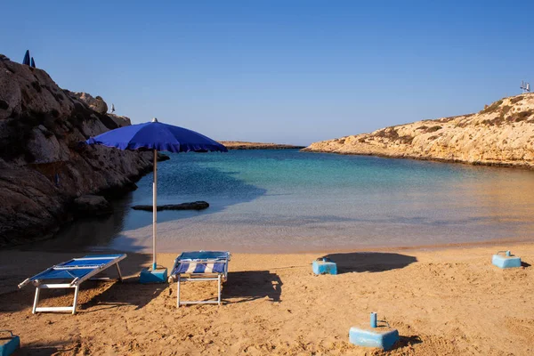 Veduta della spiaggia di Cala Madonna nella stagione estiva — Foto Stock