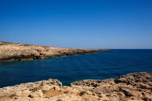 Blick auf die Küste Lampedusas in der Sommersaison — Stockfoto