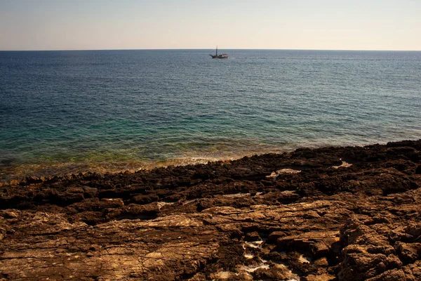 Vista da costa de Lampedusa na temporada de verão — Fotografia de Stock
