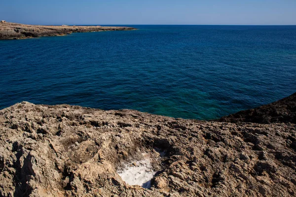 Blick auf die Küste Lampedusas in der Sommersaison — Stockfoto