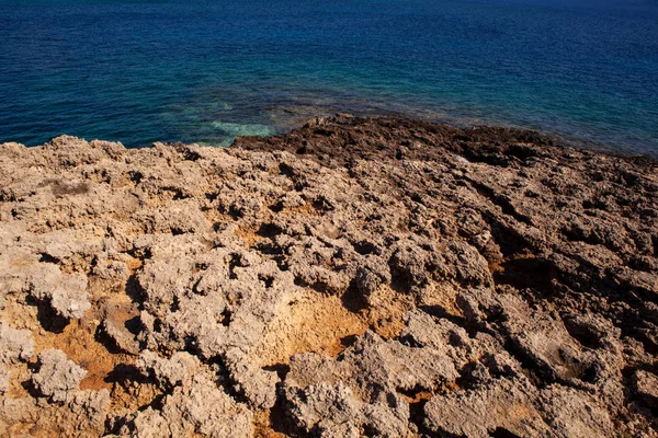 Вид на острові Лампедуза узбережжя у літній сезон — стокове фото