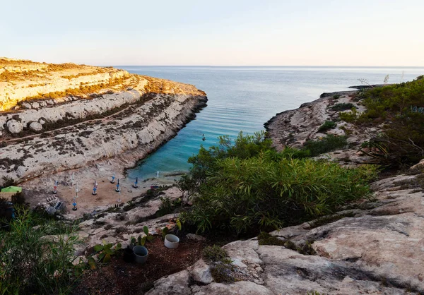 Blick auf Cala Greca bei Sonnenuntergang in der Sommersaison — Stockfoto