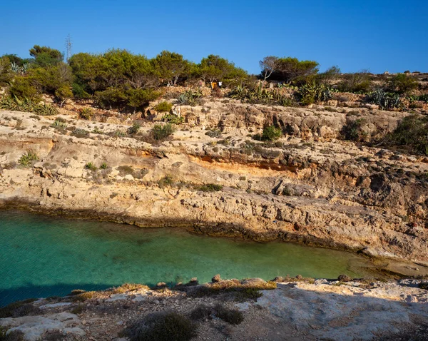 Pohled na pobřeží Lampedusa v letní sezóně — Stock fotografie