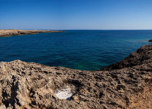 Pohled na pobřeží Lampedusa v letní sezóně — Stock fotografie