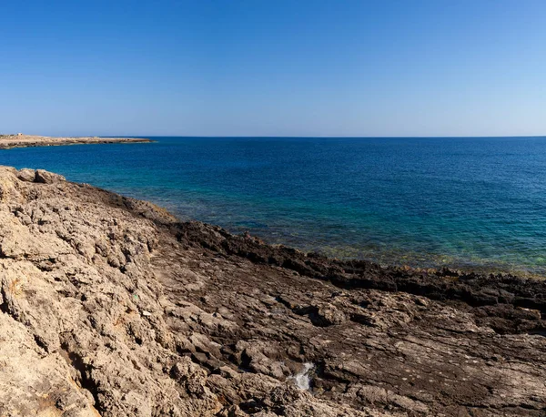 Вид на побережье Лампедузы в летний сезон — стоковое фото