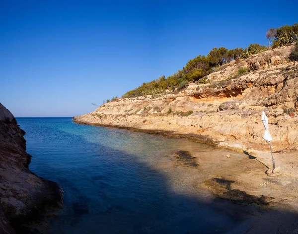 Vista de Cala Greca na temporada de verão — Fotografia de Stock