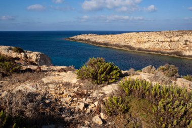Yaz sezonu Cala Galera görünümünde. Lampedusa