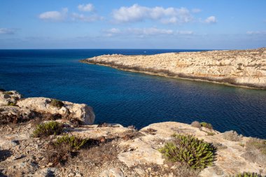Yaz sezonu Cala Galera görünümünde. Lampedusa