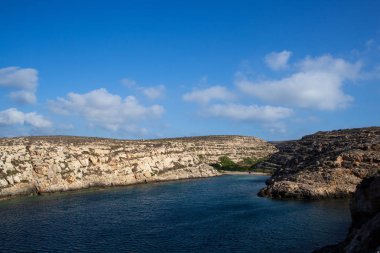 Yaz sezonu Cala Galera görünümünde. Lampedusa
