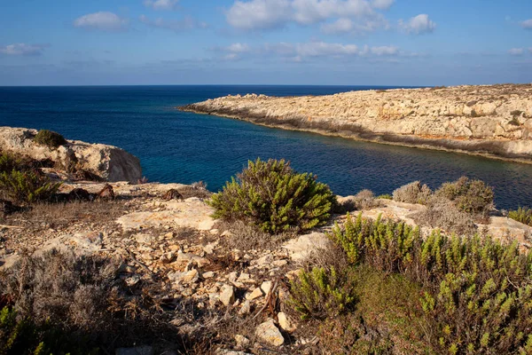 Blick auf Cala Galera in der Sommersaison. Lampedusa — Stockfoto