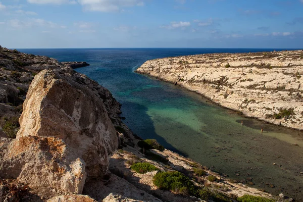 Pohled na Cala Galera v letní sezóně. Lampedusa — Stock fotografie