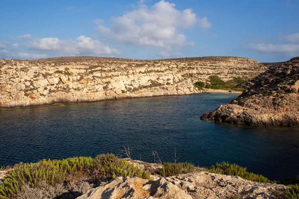 Blick auf Cala Galera in der Sommersaison. Lampedusa — Stockfoto